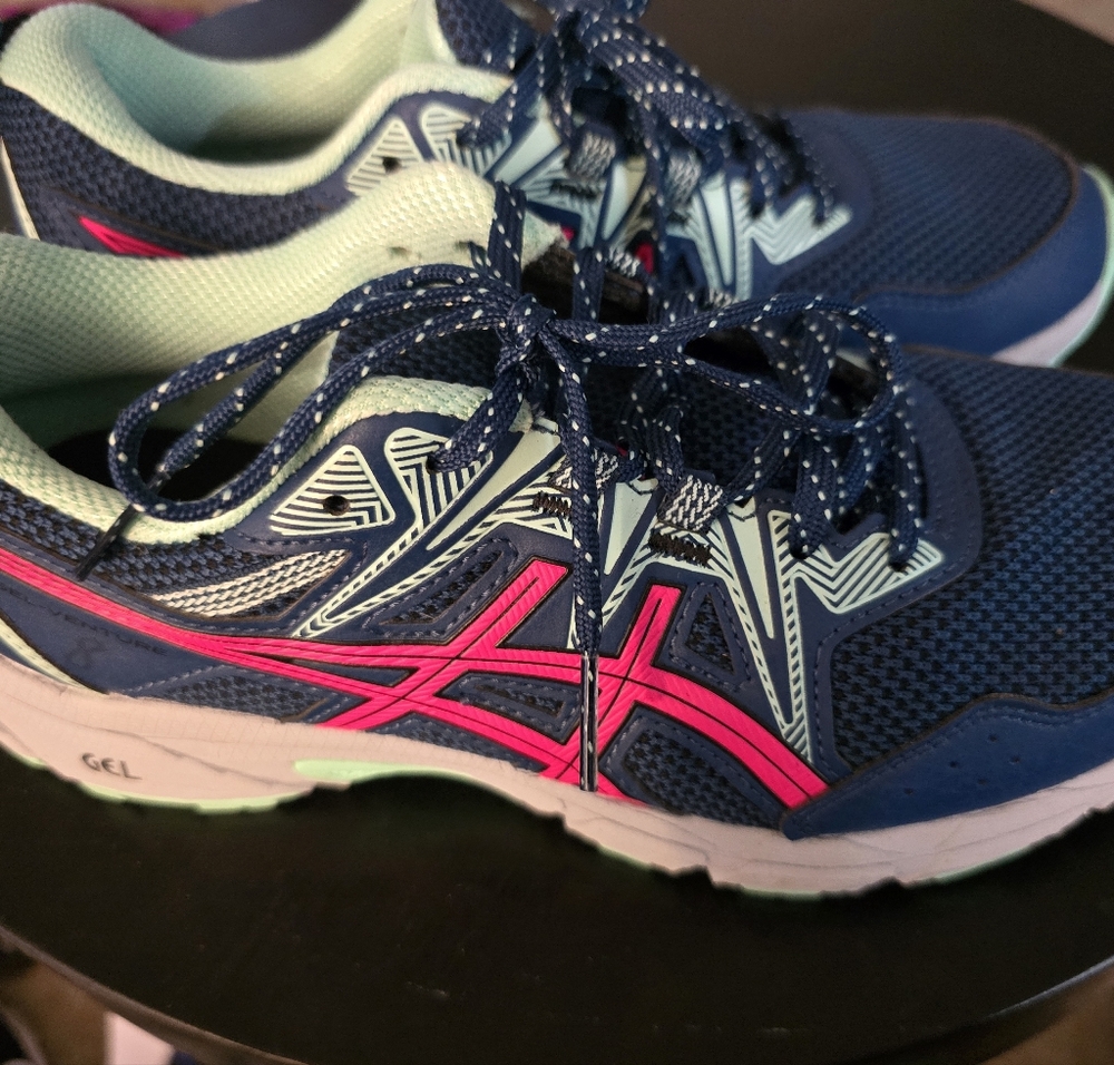 ASICS Women's Navy and Pink Running Shoes 7.5 Like New!!!